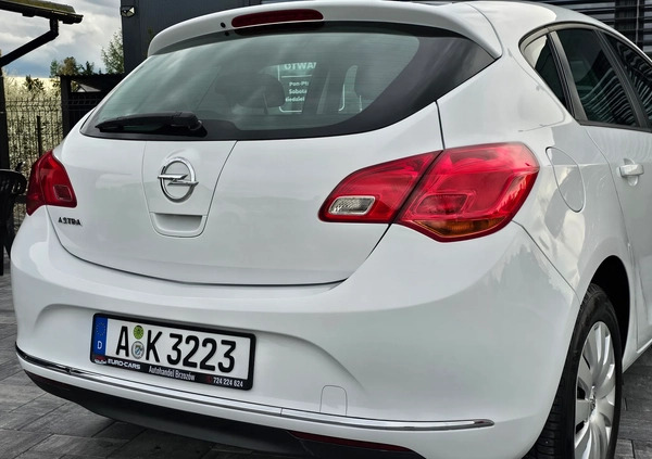 Opel Astra cena 35900 przebieg: 120000, rok produkcji 2015 z Brzozów małe 781